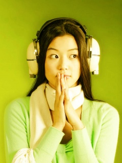 Японка в наушниках обои