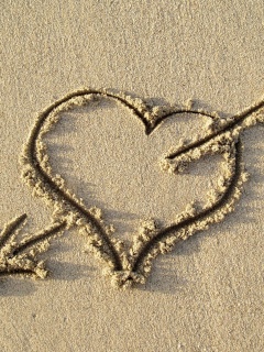 Сердце на песке обои