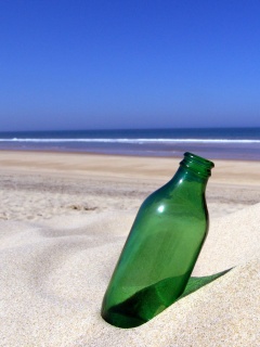 Бутылка на пляже обои