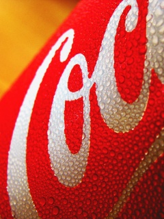 Запотевшая банка Кока-Колы обои