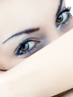 Девушка прикрыла лицо рукой обои