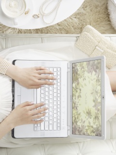 Девушка с ноутбуком vaio обои