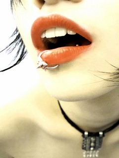 Девушка с кольцом обои