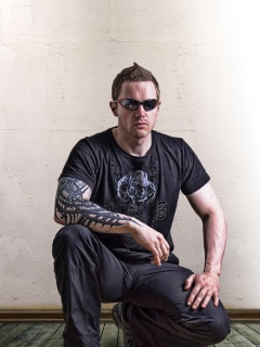 Парень с татуировкой обои