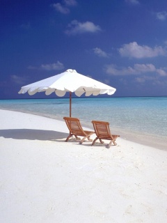 Песчаный пляж с двумя жезлонгами обои