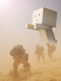 Картонный человек среди солдат обои