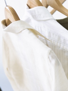 Вещи на вешалке обои