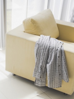 Рубашка на кресле обои