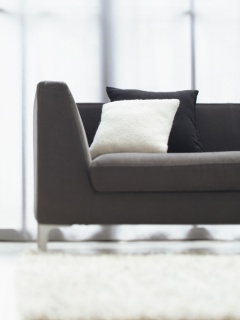 Диван с черной и белой подушками обои