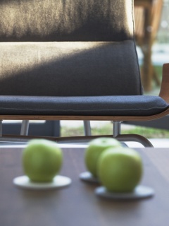 Яблоки на столе обои