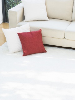 Диван с подушками обои