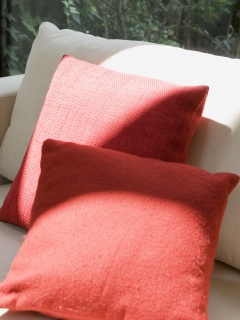 Красные подушки обои