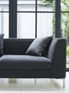 Диван в комнате обои