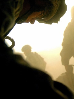 Солдаты выходят из броневика обои