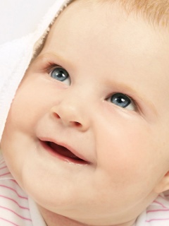 Малыш под полотенцем обои