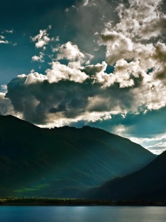 Свет на склонах гор обои