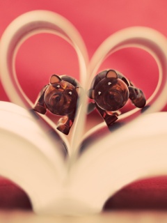 Фигурки мишек в книге обои