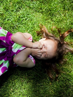 Девочка на траве обои