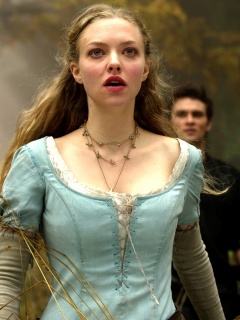 Аманда Сейфрид в Красной Шапочке обои