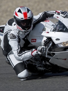 Байкер в белой экиперовкена Априлия РСВ4 обои