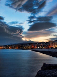 Красивый закат над городом у моря обои