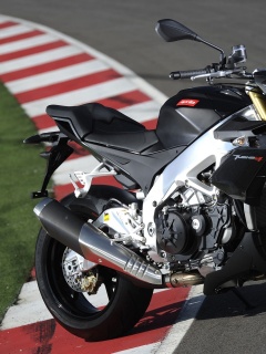 Спортивный мотоцикл Априлия на треке  обои