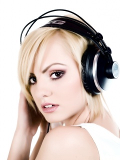 Девушка в наушниках обои