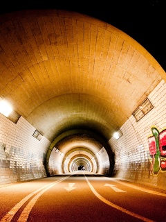 Тоннель и граффити на стенах обои