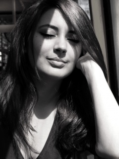 Девушка с закрытыми глазами в электричке обои