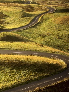 Дорога петляет меж холмов обои
