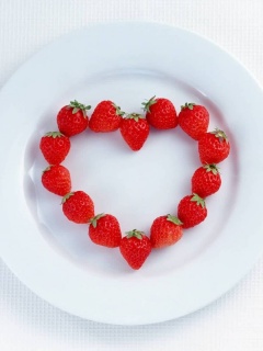 Тарелка с сердечком из клубники обои