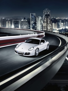 Черный и белый Porsche на автомагистрале. обои