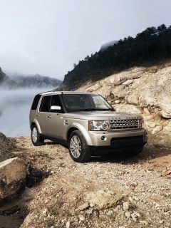 Range rover в горах у реки обои