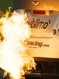 Огонь из выхлопной трубы гоночного Aston Martin обои