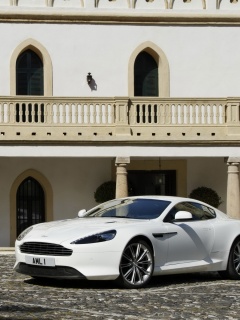 Астон Мартин в дворике дома обои