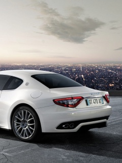 Maserati Granturismo на фоне города обои