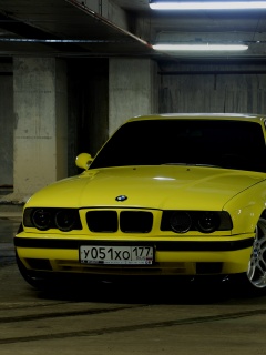 BMW M5 на стоянке обои