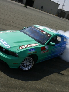 Мустанг дрифтует обои