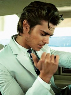 Мужчина прикуривает в машине обои