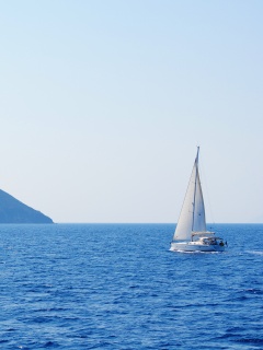 Яхта в море обои