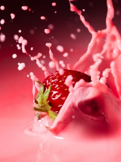 Сочная клубника с молоком обои