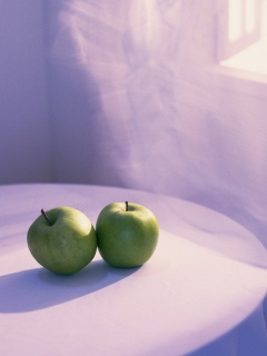 Яблоки на столе перед окном обои
