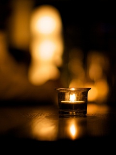 Свеча во тьме обои