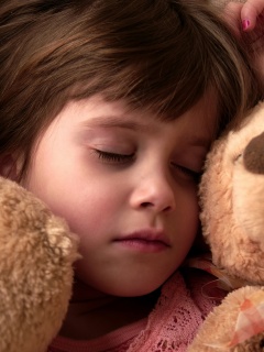 Девочка спит с мишками в обнимку обои