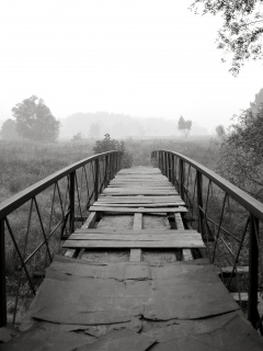 Старый мост на черно-белом фото обои