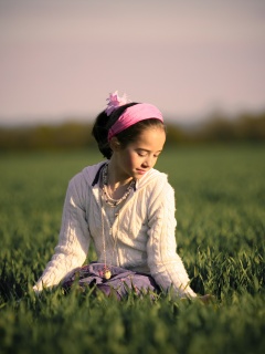 Девочка на траве обои