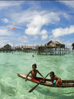 Дети в лодке у поселения туземцев обои