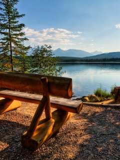 Деревянная скамья на берегу озера обои