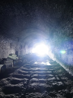 Захламленный тоннель обои