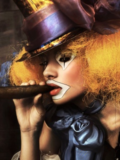 Девушка клоун курит сигару обои